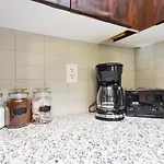 Downtown Toronto Condo Mins From Scotiabank Arena, Tiff, Cn Tower, Union, Mtcc